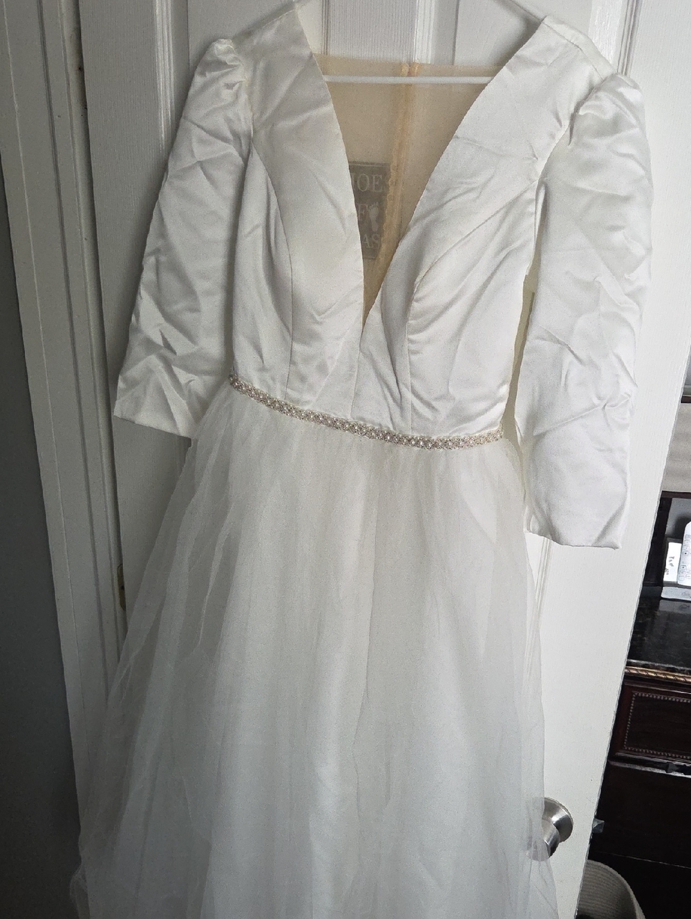 Elegant White V-Neck Tulle Skirt Dress with Beaded Waist